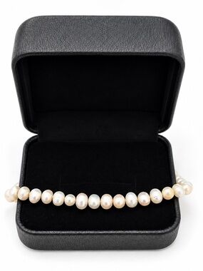 Elegant Freshwater Pearl Stretch Bracelet in Cream